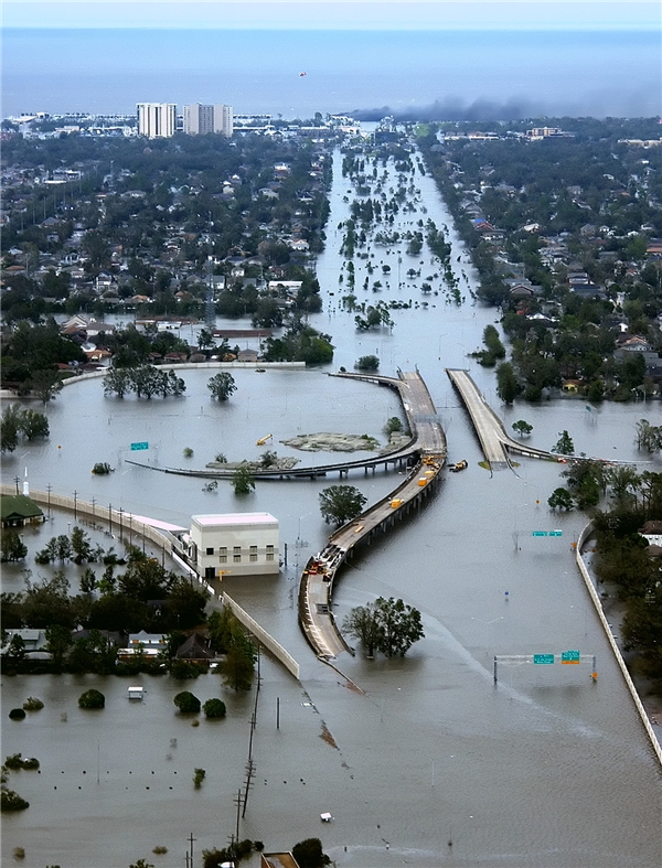 
Quang cảnh hoang tàn của nước Mỹ sau 2 siêu bão Sandy và Katrina.
