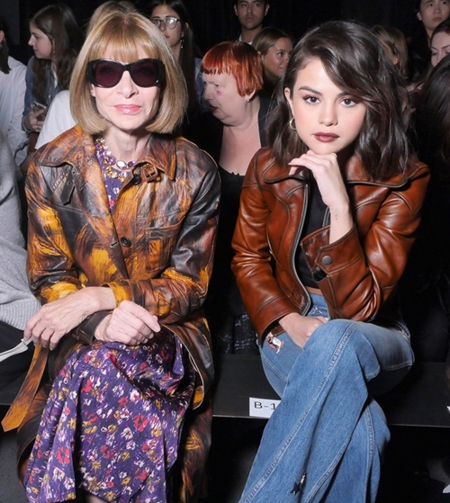 
Chẳng hề thua kém các fashionista châu Á, Selena Gomez cùng biểu tượng thời trang Anna Wintour trông sang trọng và quyền lực khi chọn áo khoác da nâu và jeans.