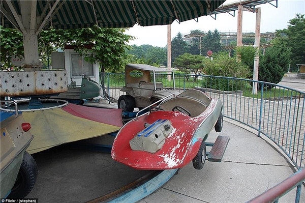 
Trong công viên, những chiếc xe cũ kỹ dường như không mang lại cảm giác an toàn cho du khách.