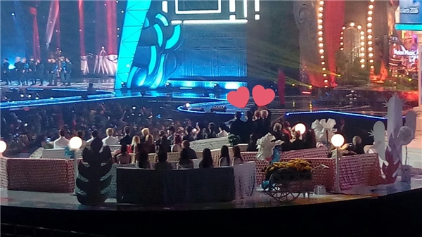 
Trong lễ trao giải Melon Music Awards, khi EXO nhận giải "Nghệ sĩ của năm", các thành viên BTS đã đứng dậy vỗ tay cho bài phát biểu cảm ơn của EXO, bày tỏ sự tôn trọng và ủng hộ đối với nhóm nhạc tiền bối. ​
