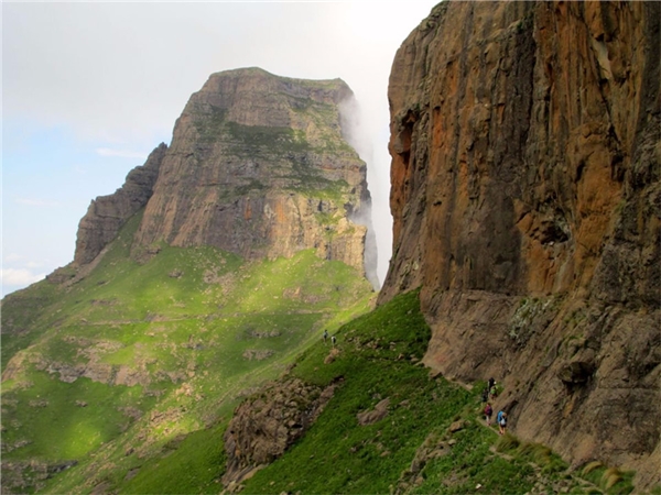 
Drakensberg Traverse, Nam Phi: Theo đồn đại, nhiều người đã chết trên tuyến đường dài hơn 60 km này. Đầu tiên, những người leo núi đi qua 2 cầu thang không vững chắc đến một sườn núi hẹp. Sau đó, họ tiếp tục hành trình qua những con đường chăn thả gia súc và các tảng đá tạo thành lối mòn. Ảnh: Flickr/Rick McCharles.