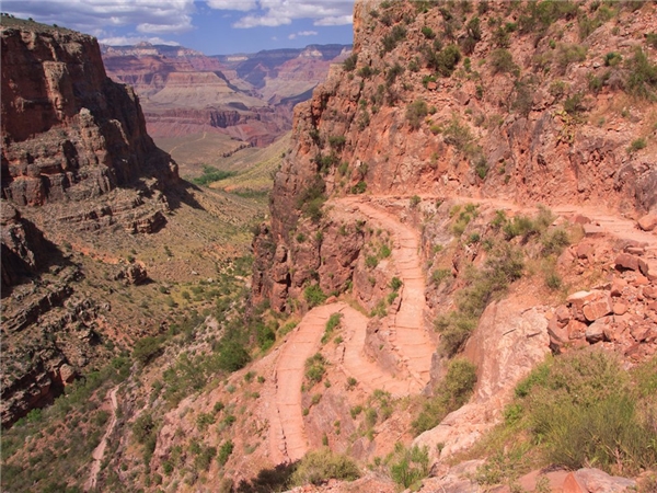 
Bright Angel Trail, Grand Canyon, Arizona: Arizona được biết đến với là vùng đất nóng nực vào mùa hè. Chính vì vậy, chuyến đi bộ đường dài Bright Angel Trail trong những tháng nóng nhất trở nên nguy hiểm. Nhiều người đi bộ bị đột quỵ vì nóng, thậm chí còn có người chết vì mất nước. Các nhân viên ở vườn quốc gia cho biết 90% sự cố xảy ra trên một đoạn đường mòn, một phần của khu South Rim, nơi con đường Bright Angel đi từ Garden Creek đến Pipe Creek. Ảnh: Shutterstock/ Radoslaw Lecyk.