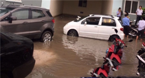 Bà Rịa Vũng Tàu: Ảnh hưởng bão số 10, hàng trăm chiếc xe bị ngập nước