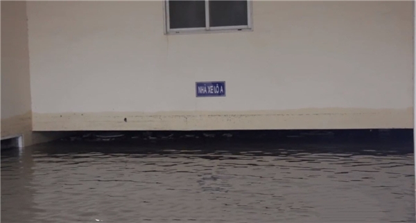  
Nước ngập dâng cao lên tận tầng 1 của chung cư do ảnh hưởng của cơn bão số 10. Ảnh cắt từ clip