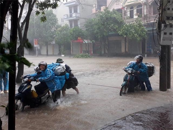 
Tại khu vực Cửa Lò, Nghệ An mưa lớn gây ngập lụt (Ảnh: Dân trí)