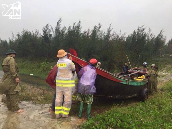 
Các chiến sĩ công an huyện Lộc Hà (Hà Tĩnh) đang giúp bà con chống bão