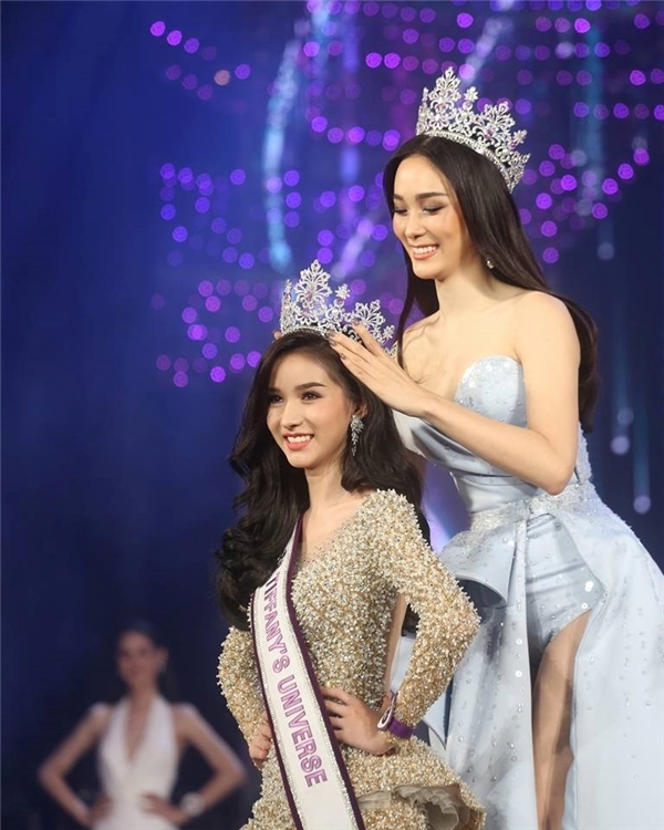 
Nhan sắc được trầm trồ của tân Hoa hậu chuyển giới Thái Lan Yoshi Rinrada Thurapan, năm nay 20 tuổi, là ứng viên được đánh giá cao trong lịch sử cuộc thi sắc đẹp dành cho người chuyển giới ở Thái Lan.