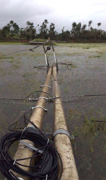 
Cột Internet ở Hà Tĩnh bị đổ, ngập trong nước.