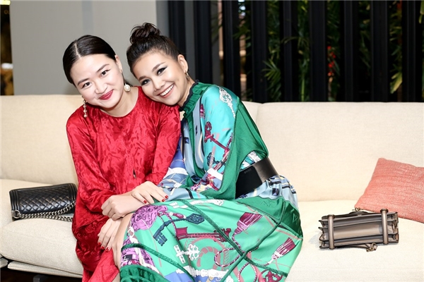 
Tại sự kiện này, Thanh Hằng đã có dịp hội ngộ giám đốc sáng tạo Hà Đỗ. Cả hai từng cùng làm giám khảo chương trình Vietnam's Next Top Model 2016 và rất thân thiết.