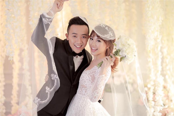 
Vượt qua nhiều "sóng gió" dư luận, Trấn Thành và Hari Won đã kết hôn vào đúng ngày Giáng sinh năm 2016. - Tin sao Viet - Tin tuc sao Viet - Scandal sao Viet - Tin tuc cua Sao - Tin cua Sao