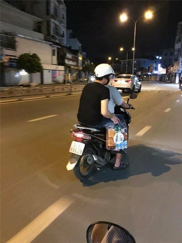 Noo Phước Thịnh giản dị đi xe máy, cùng fan làm từ thiện trong đêm - Tin sao Viet - Tin tuc sao Viet - Scandal sao Viet - Tin tuc cua Sao - Tin cua Sao