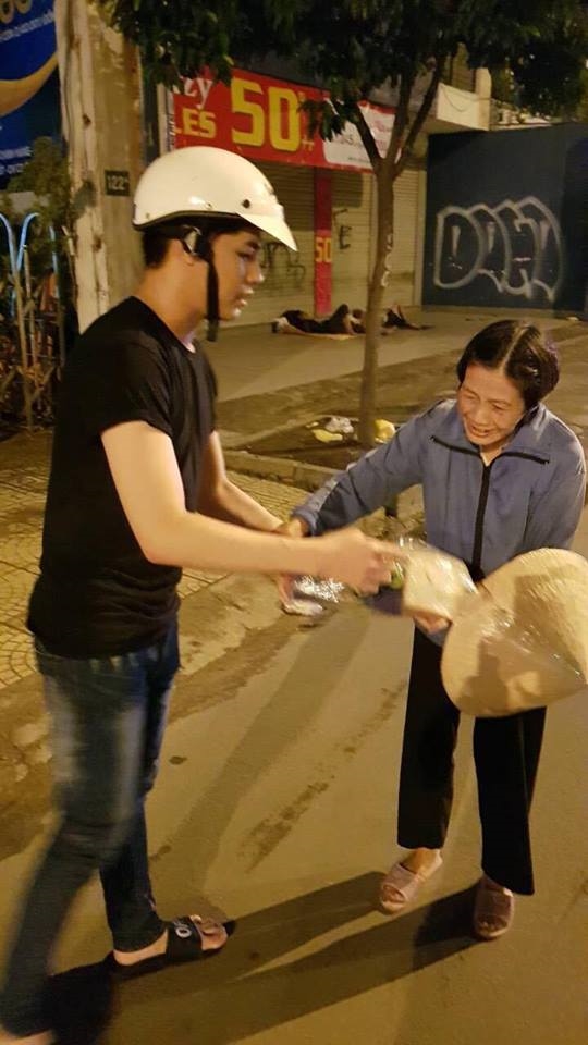 Noo Phước Thịnh giản dị đi xe máy, cùng fan làm từ thiện trong đêm - Tin sao Viet - Tin tuc sao Viet - Scandal sao Viet - Tin tuc cua Sao - Tin cua Sao