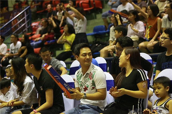 
Phan Anh xuất hiện trên hàng ghế courtside trên trận sân nhà của đội bóng Hanoi Buffaloes.