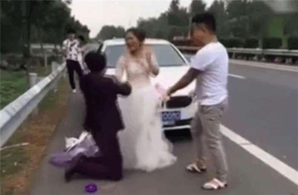 Thách cưới bằng tiền giả, cô dâu nổi giận đùng đùng, xuống xe giữa đường bỏ về nhà bố mẹ