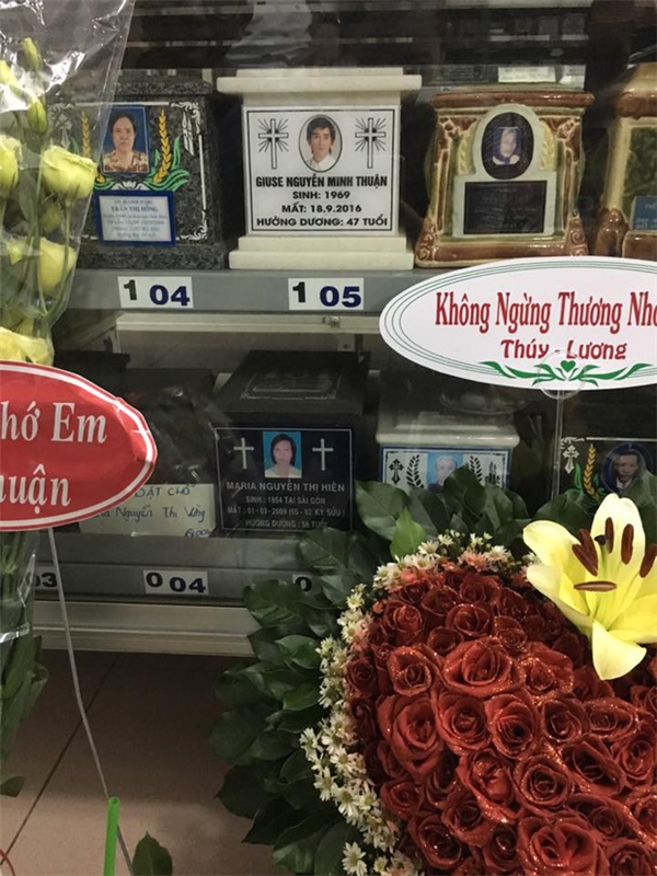 
Các nghệ sĩ đã tới mộ phần của Minh Thuận để tưởng nhớ anh. - Tin sao Viet - Tin tuc sao Viet - Scandal sao Viet - Tin tuc cua Sao - Tin cua Sao