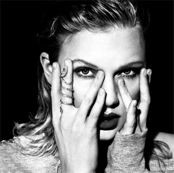 
Taylor Swift khẳng định vị trí siêu sao trong làng âm nhạc thế giới bằng album mang dấu ấn kỷ niệm 11 năm ca hát - Reputation.