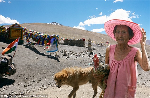 Cảm động con trai dùng Photoshop để đưa mẹ già đi du lịch vòng quanh thế giới