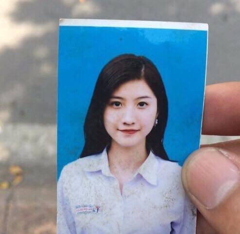 
Chỉ là tấm ảnh thẻ "lấm lem" được nhặt vội nhưng cộng đồng mạng đã truyền tay nhau vì "xao xuyến" trước nụ cười mỉm của cô gái. Được biết, cô nàng này là Phạm Thị Thùy dương, sinh năm 1999 tại Ninh Bình.