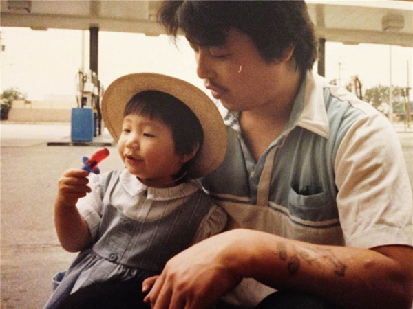 
Diana Kim và cha hồi còn bé.