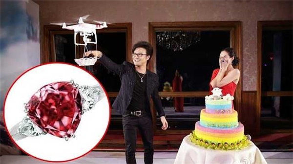 
Vào ngày sinh nhật của mình, Chương Tử Di được Uông Phong tặng nhẫn đính hôn kim cương 9,15 carat có giá 1 triệu NDT (3,5 tỷ đồng).