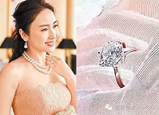 
Nữ diễn viên Hồ Tịnh kết hôn cùng doanh nhân người Malaysia và nhận được nhẫn cưới do chính chồng sắp cưới thiết kế có giá trị 700.000 NDT (2,5 tỷ đồng).
