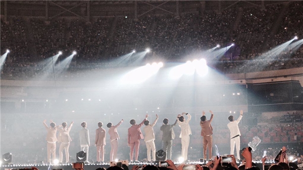 
Wanna One trở thành nhóm nhạc đầu tiên tổ chức show-con ra mắt tại sân vận động Gocheok Sky Dome.