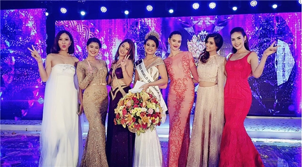 
Diệu Ngọc được đại diện Sri Lanka mời sang tham dự với tư cách khách mời của Miss World Sri Lanka 2017.