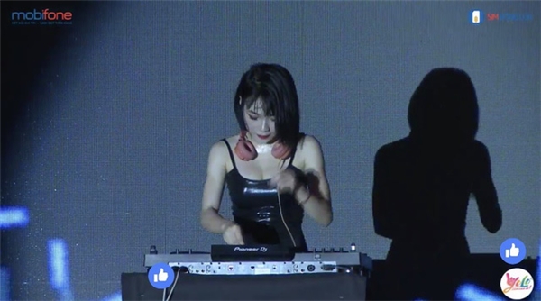 
Nữ DJ khuấy động đêm nhạc bằng bản nonstop sôi động.