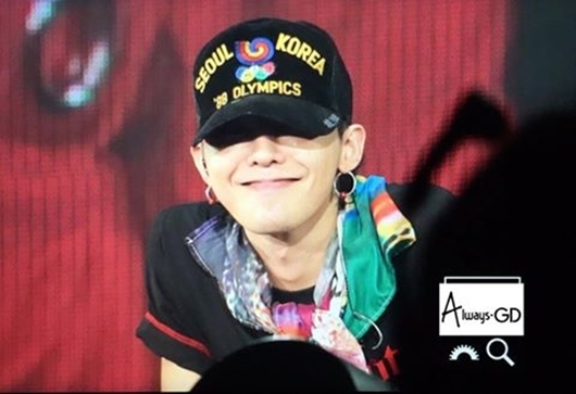 
Nụ cười hạnh phúc không thể che dấu của thủ lĩnh Big Bang khi được đứng chung sân khấu với 'maknae".