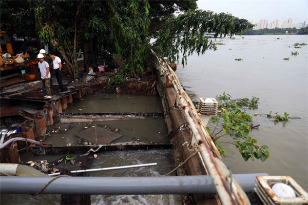 
Nước từ đường Nguyễn Hữu Cảnh bơm ra sông Sài Gòn - Ảnh: HỮU KHOA