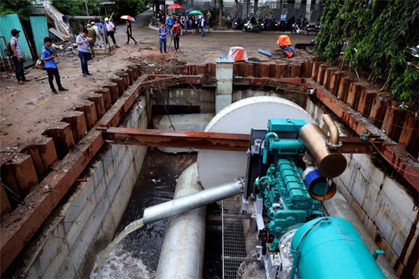 
"Siêu máy bơm" chống ngập bơm nước ngập do triều cường ra sông Sài Gòn - Ảnh: HỮU KHOA