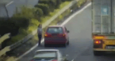 Dừng xe sai làn trên đường cao tốc, cô gái bị xe khác 