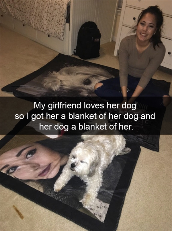 
''Bạn gái tôi yêu chó đến mức có hẳn một tấm thảm in hình nó, và nó cũng có 1 tấm thảm in hình cô ấy...''