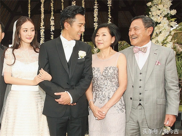 
Lưu Đan cùng vợ trong đám cưới của con trai Lưu Khải Uy và Dương Mịch..