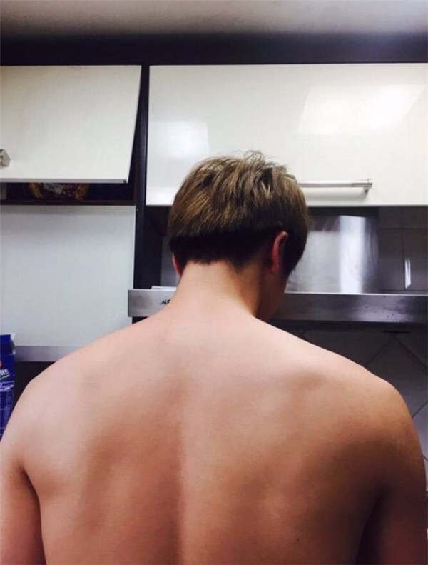 
Hình ảnh phía sau "bờ vai Thái Bình Dương" của chàng Jin khi anh chàng chuyên tâm nấu ăn đã trở thành chủ đề nóng bỏng trên mạng xã hội tại thời điểm bức ảnh được đăng tải.
