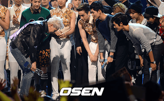 
G-Dragon luôn thể hiện sự tôn trọng với các nghệ sĩ khác khi luôn cúi người chào thật sâu.