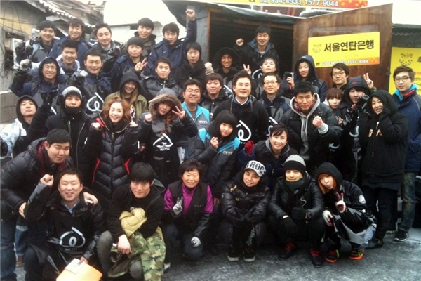 
Hình ảnh G-Dragon tham gia chuyển thăm và giúp đỡ các hộ dân nghèo trong kế hoạch Love coals của quỹ từ thiện WITH do YG thành lập hồi năm 2010.