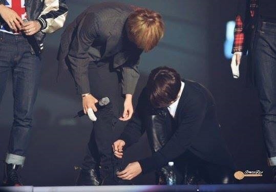 
Chẳng hạn như ở Sper Seoul Concert, biết rằng Jin không thể buộc lại dây giày vì tay đang bị thương nên cậu ấy đã không ngần ngại mà ngồi xuống giúp anh buộc dây giầy.