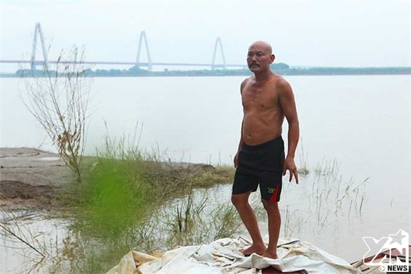 
Anh Nguyễn Văn Dũng (47 tuổi) sinh ra và lớn lên ở làng trồng đào Nhật Tân (Tây Hồ, Hà Nội). 30 năm nay anh đã vớt được hơn 600 xác chết trên sông Hồng. 