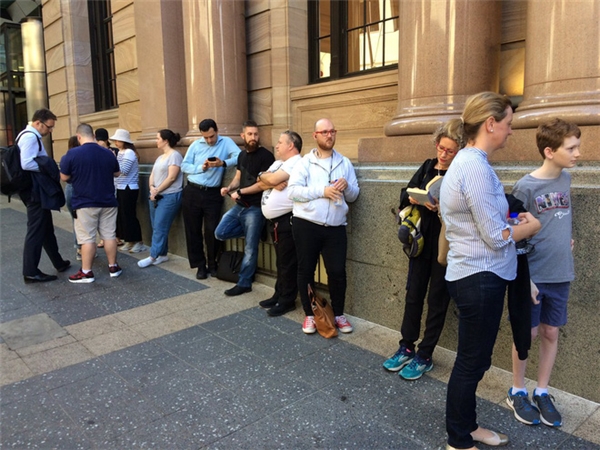 Chưa tới 30 người xếp hàng chờ mua iPhone 8 bên ngoài Apple Store trên đường George, thành phố Sydney, nước Úc.