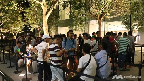
Đám đông xếp hàng tại cửa hàng Apple ở Singapore 1 đêm trước