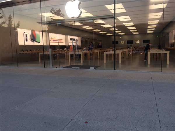 Apple Store ở Little Rock, Arkansas còn chẳng có lấy một mống khách. Có vẻ như người Mỹ không hề hào hứng chút nào với sản phẩm mới từ Apple.