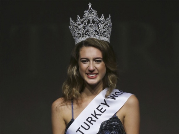 
Chân dùng tân Hoa hậu Thổ Nhĩ Kỳ vừa bị tước vương miện, Itir Esen.