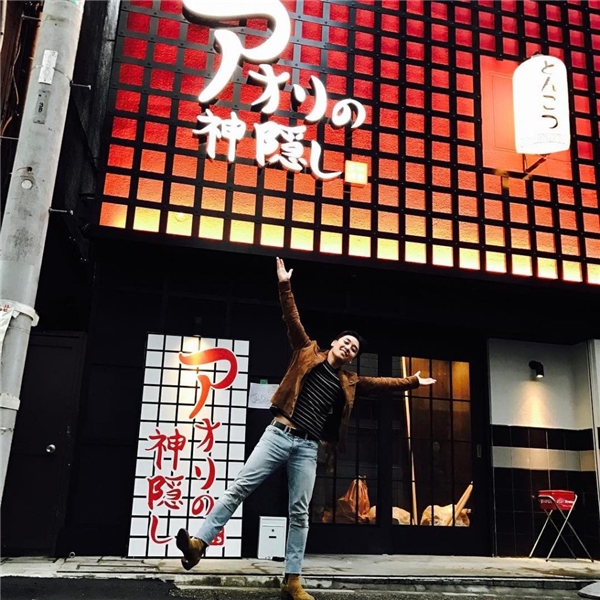
Tiếp theo đó, nam thần tượng còn được các fan “gọi yêu” với biệt danh “ông chủ tiệm mỳ” khi điều hành một chuỗi nhà hàng mỳ ramen nổi tiếng có tên Aori Ramen. Tính đến thời điểm hiện tại, Aori Ramen của Seungri đã mở đến 12 cơ sở ở cả Hàn Quốc, Nhật Bản và Thái Lan.