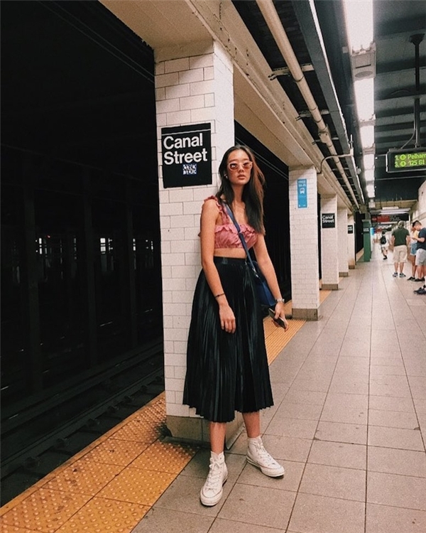 
Bạn có nhận ra nơi Chutimon đang đứng chính là ga điện ngầm trong phim không? Trông cô nàng thật nổi bật với chân váy pleat đi kèm croptop họa tiết kẻ sọc gingham tông đỏ.