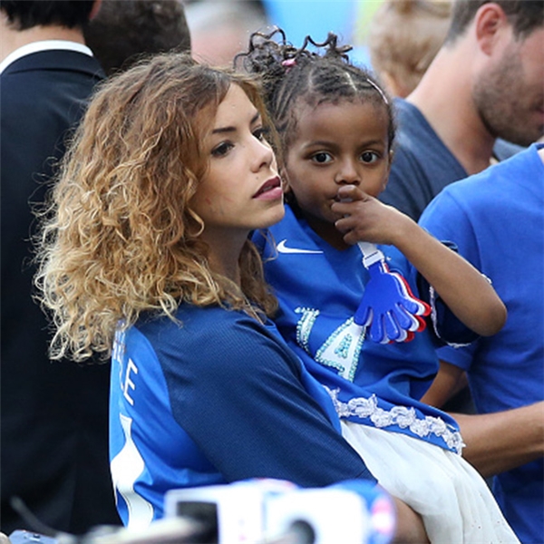 
Góp mặt trên khán đài trong những trận cầu của đội tuyển Pháp, Isabelle nổi bật và thu hút không ít ánh nhìn.