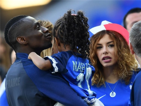 
Matuidi luôn tự hào về mái ấm nhỏ đầy hạnh phúc của mình. Sự sát cánh của vợ và các con là nguồn cảm hứng cho những giây phút tân binh Juventus thăng hoa trên sân bóng.