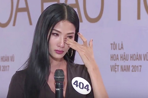 
Mới đây, trong đoạn trailer được hé lộ, Hoàng Thùy đã bật khóc lúc đối diện với host Phạm Hương khi bị chất vấn.
