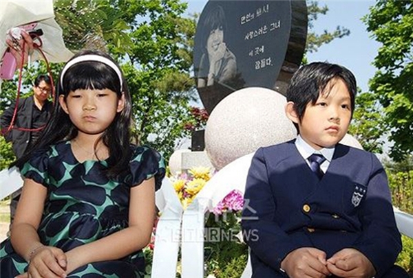 
Choi Jun Hee cùng anh trai Hwan Hee được bà ngoại nuôi dưỡng sau những mất mát lớn khi ở tuổi đời quá nhỏ.