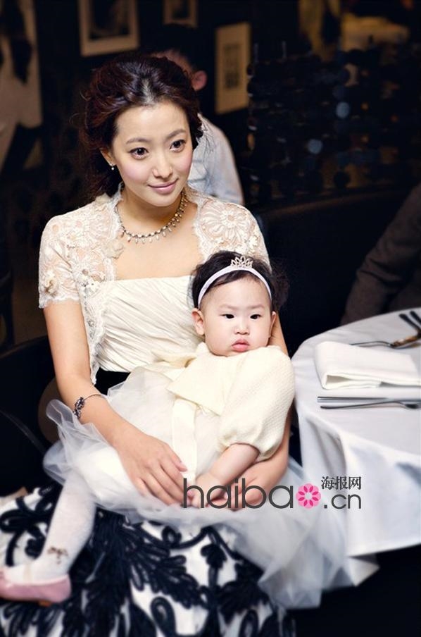 
Park Yeon Ah từng bị cư dân mạng công kích vì vẻ ngoài không được như trông đợi khi có người mẹ là mỹ nữ hàng đầu tại Hàn Quốc - Kim Hee Sun.